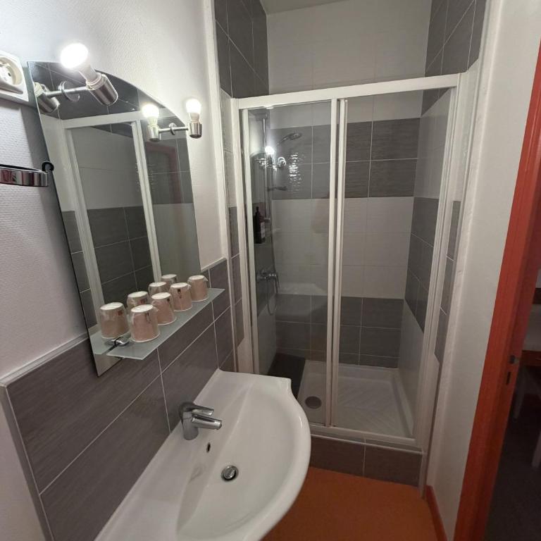 Le coin des Halles - Chambre Familiale avec Douche - 2