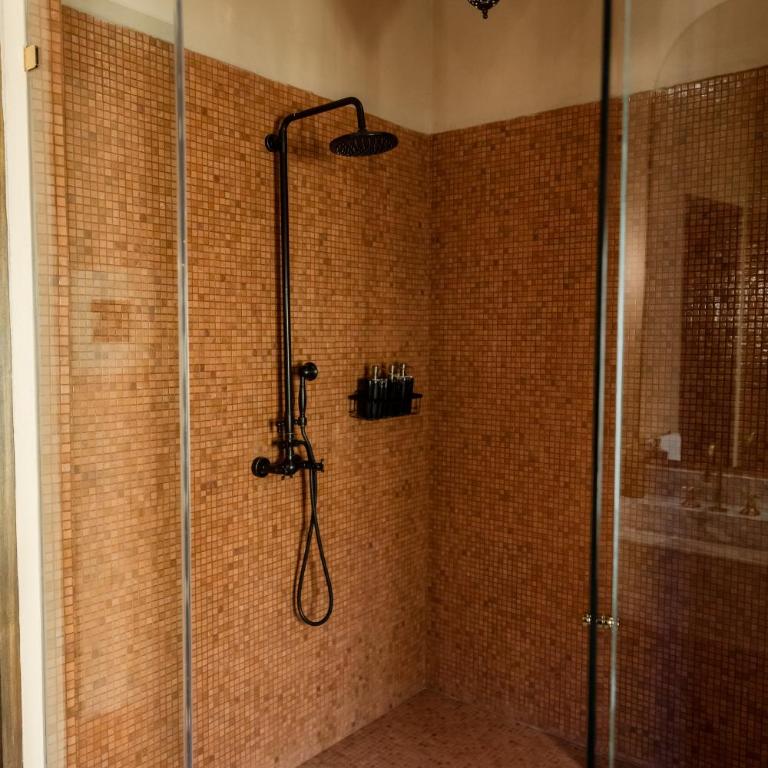 Barbara Boutique Hotel - Suite with Balcony - 11