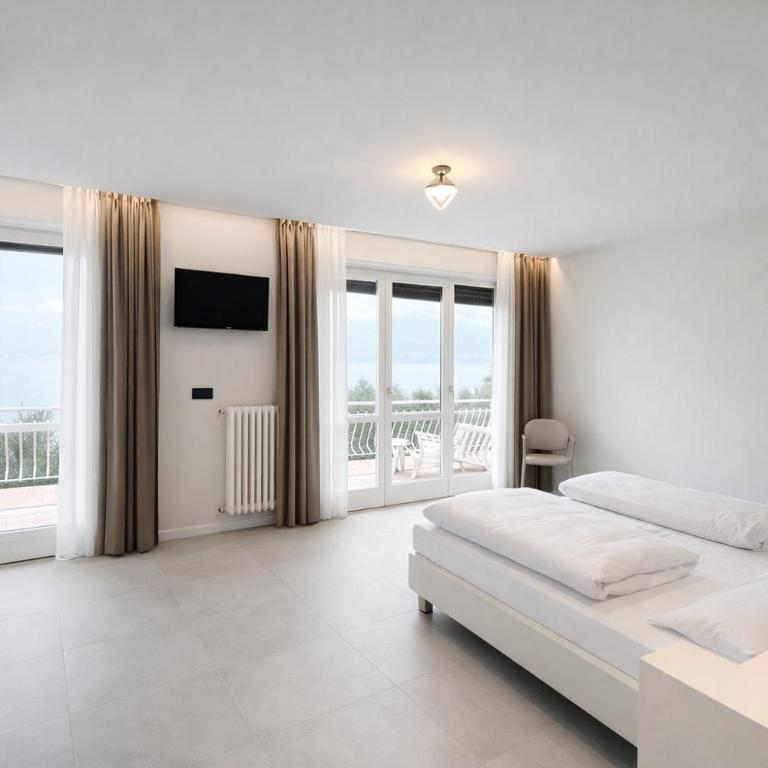 Hotel Villa Margherita - Superior Room with Balcony and Lake View - 3