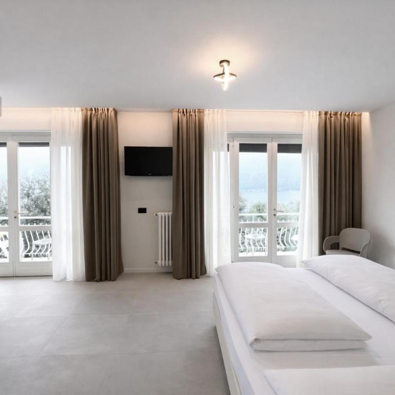 Hotel Villa Margherita - Superior Room with Balcony and Lake View - 6