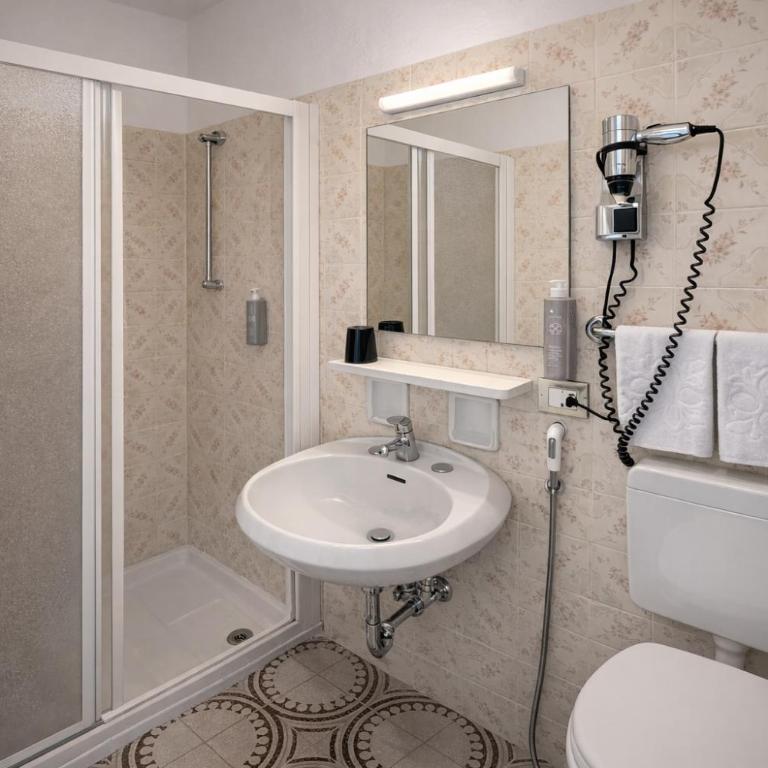Hotel Villa Margherita - Camera Familiare con Vista Lago - 1