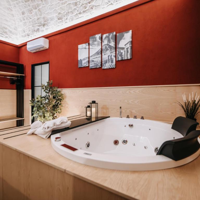 Michelangelo's Home Pompei - Suite with Hot Tub - 10