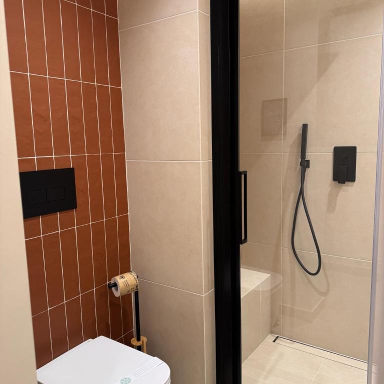 Carmela Homes & Residences - Camera Tripla Superior - 6