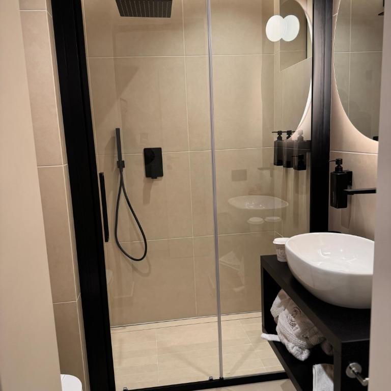 Carmela Homes & Residences - Camera Tripla Superior - 7