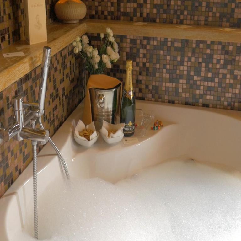 Hotel Medici - Suite King con Vasca Idromassaggio - 3