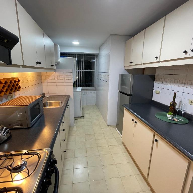 Apartamento en Chacao cerca CC Sambil Wifi Alta Velocidad - Two-Bedroom Apartment - 12