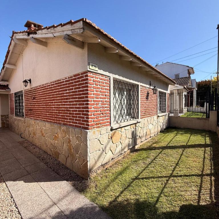 Casa con parque gigante, parrilla, garage y WIFI - Casa con 1 dormitorio - 1
