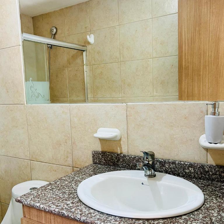Amplia suite cerca a La Carolina - Av 6 Diciembre - One-Bedroom Apartment - 5