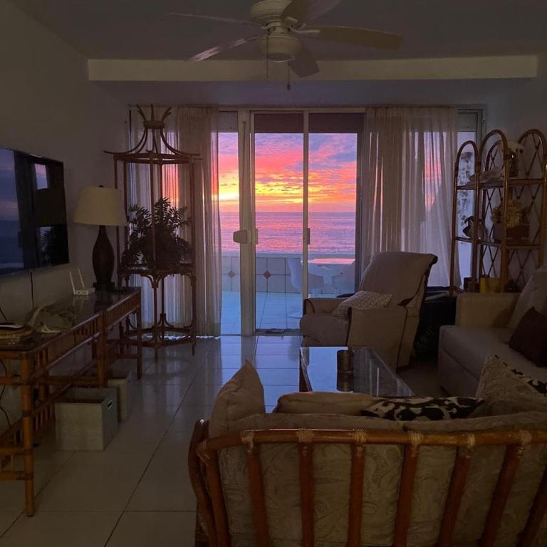 Exclusive Oceanfront Apartment on the Beach - Apartamento de 2 dormitorios con vistas al mar - 1