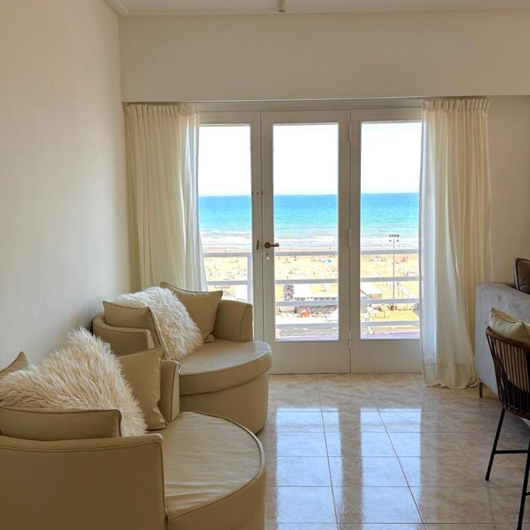 Referencia 02 - Two-Bedroom Apartment with Sea View - 12