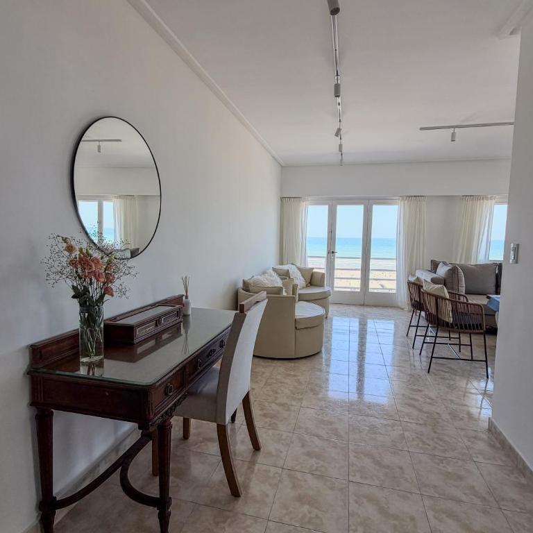 Referencia 02 - Two-Bedroom Apartment with Sea View - 18