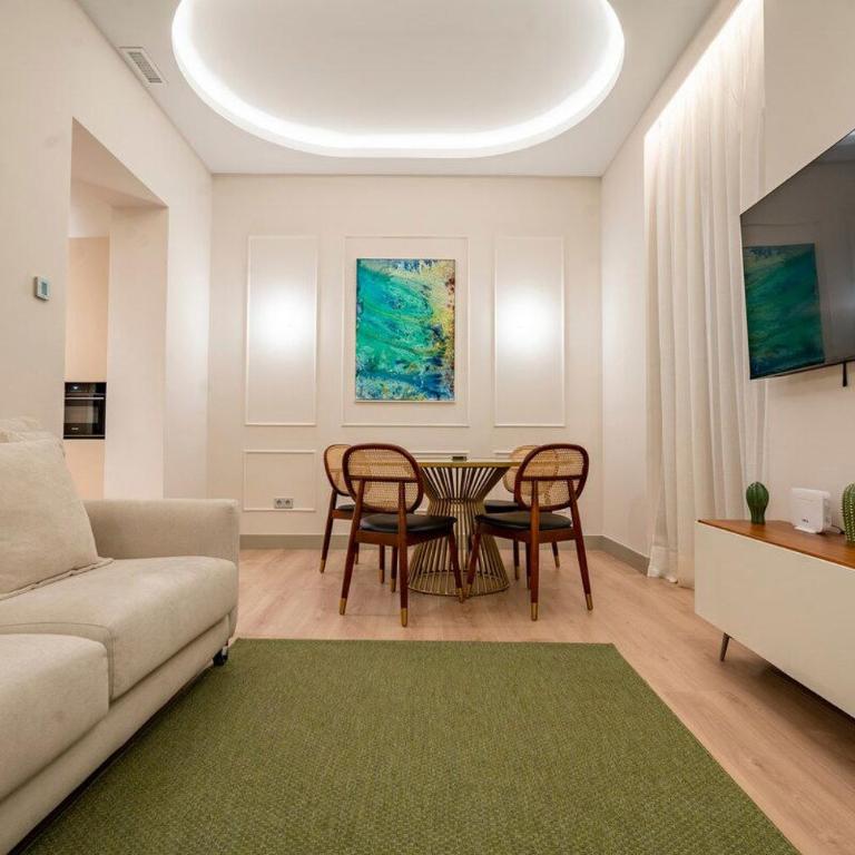 R14 –Deluxe Style Trendiest location in Malasaña - Three-Bedroom Apartment - 9