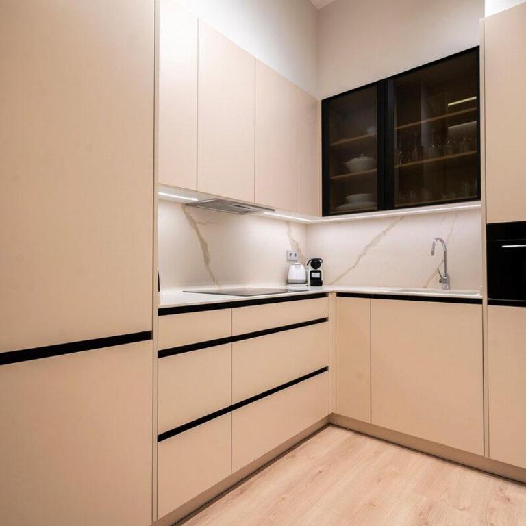 R14 –Deluxe Style Trendiest location in Malasaña - Three-Bedroom Apartment - 19