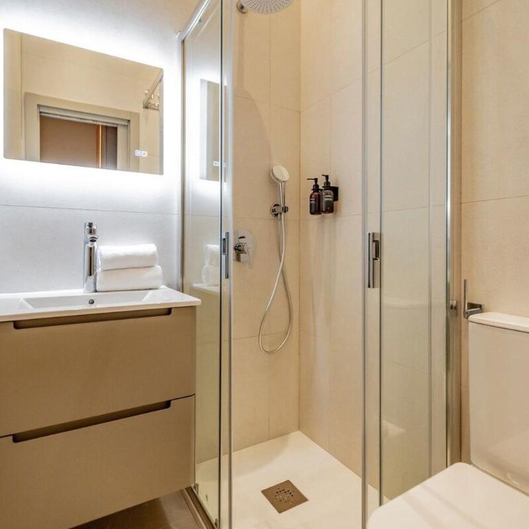 R14 –Deluxe Style Trendiest location in Malasaña - Three-Bedroom Apartment - 77