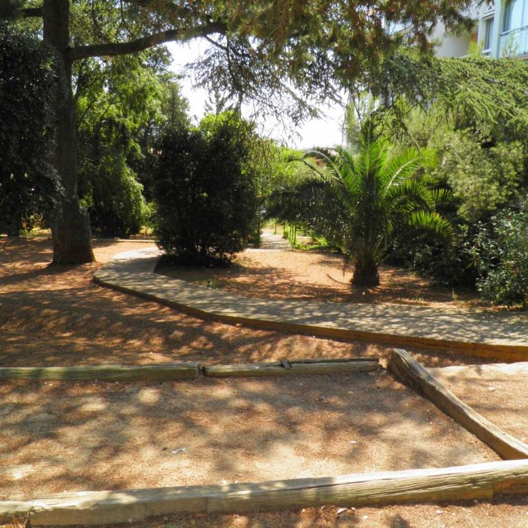 Studio Cabine avec Piscine, Parking Privé et Wifi - Proche Plage et Commerces à Sète - FR-1-338-574 - Apartment - 2