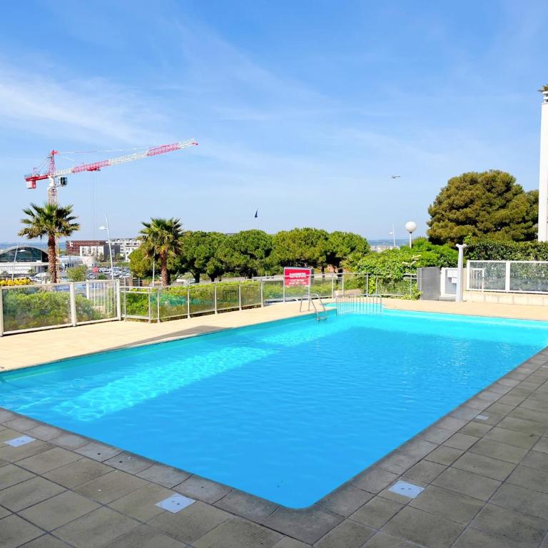 Studio Cabine avec Piscine, Parking Privé et Wifi - Proche Plage et Commerces à Sète - FR-1-338-574 - Apartment - 4
