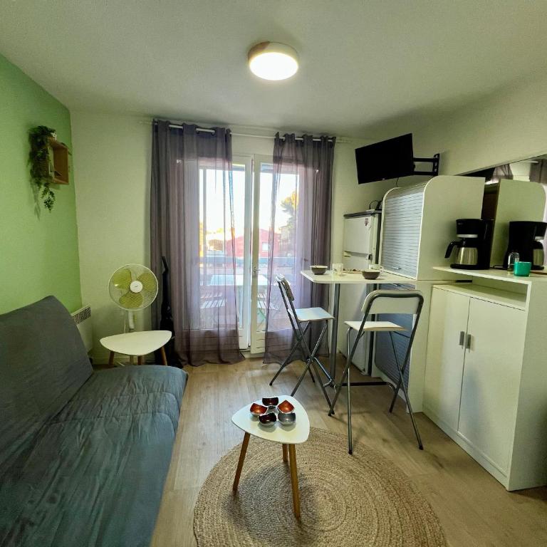 Studio Cabine avec Piscine, Parking Privé et Wifi - Proche Plage et Commerces à Sète - FR-1-338-574 - Apartment - 5