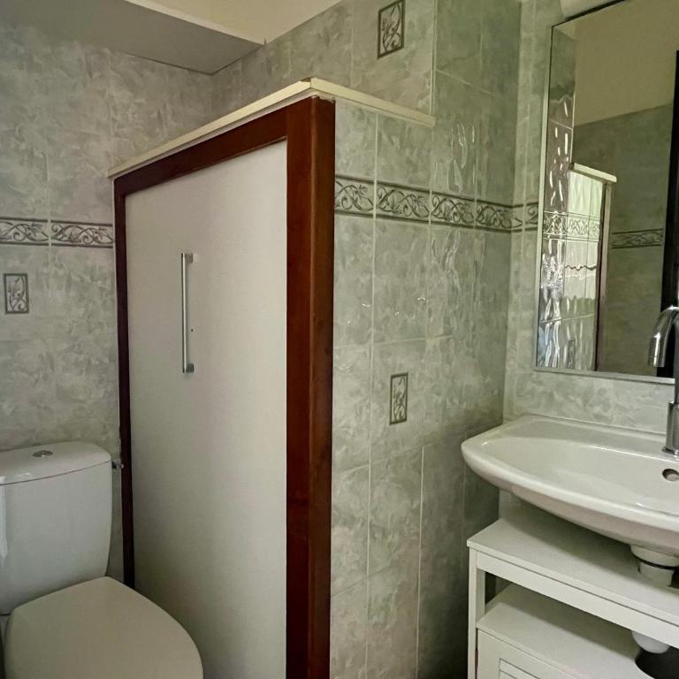 Studio Cabine avec Piscine, Parking Privé et Wifi - Proche Plage et Commerces à Sète - FR-1-338-574 - Apartment - 7