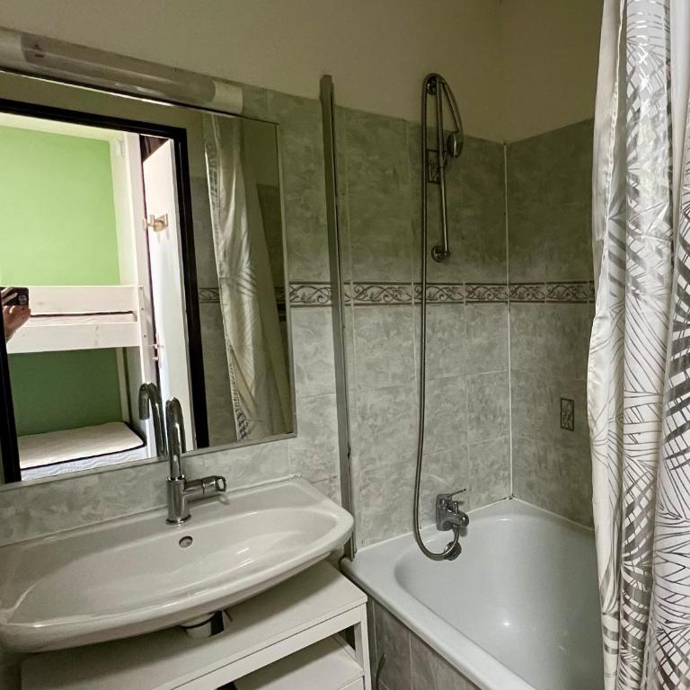 Studio Cabine avec Piscine, Parking Privé et Wifi - Proche Plage et Commerces à Sète - FR-1-338-574 - Apartment - 8