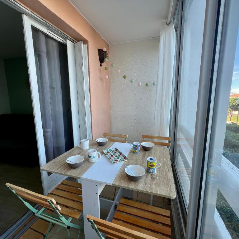 Studio Cabine avec Piscine, Parking Privé et Wifi - Proche Plage et Commerces à Sète - FR-1-338-574 - Apartment - 10