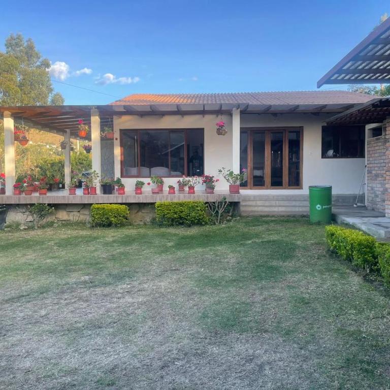 Hermosa Casa con piscina para grupo de 12 personas en Gualaceo - Three-Bedroom House - 8