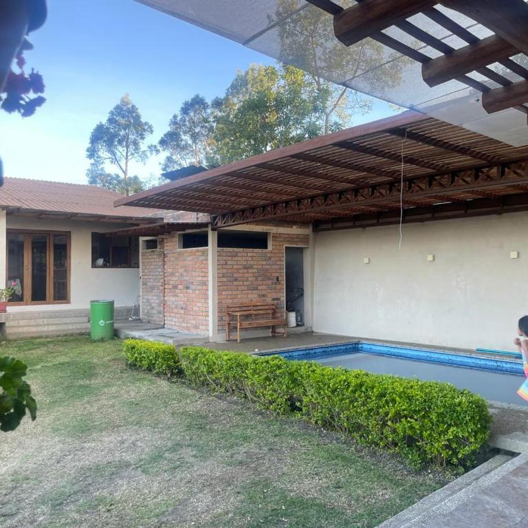 Hermosa Casa con piscina para grupo de 12 personas en Gualaceo - Three-Bedroom House - 1
