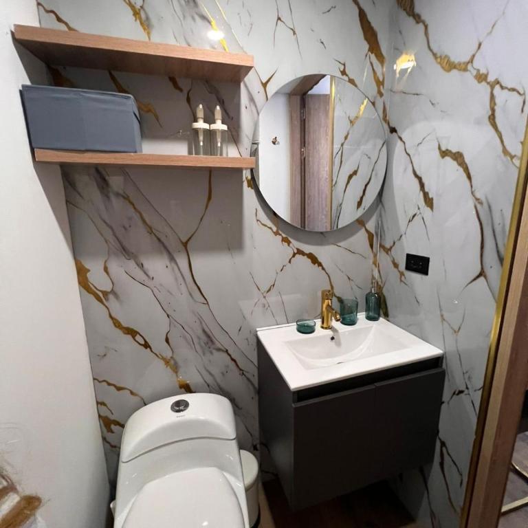 Elegant 1-Bedroom Apartment with Coworking Space - Apartamento de 1 dormitorio - 11