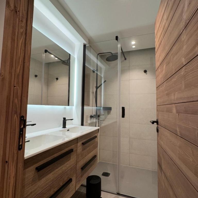 Magnifique 4 pièces de luxe pour 6 personnes - vue exceptionnelle - idéal pour une famille ou des amis - proche des pistes - Méribel Mottaret - Apartment mit 3 Schlafzimmern und Bergblick - 3