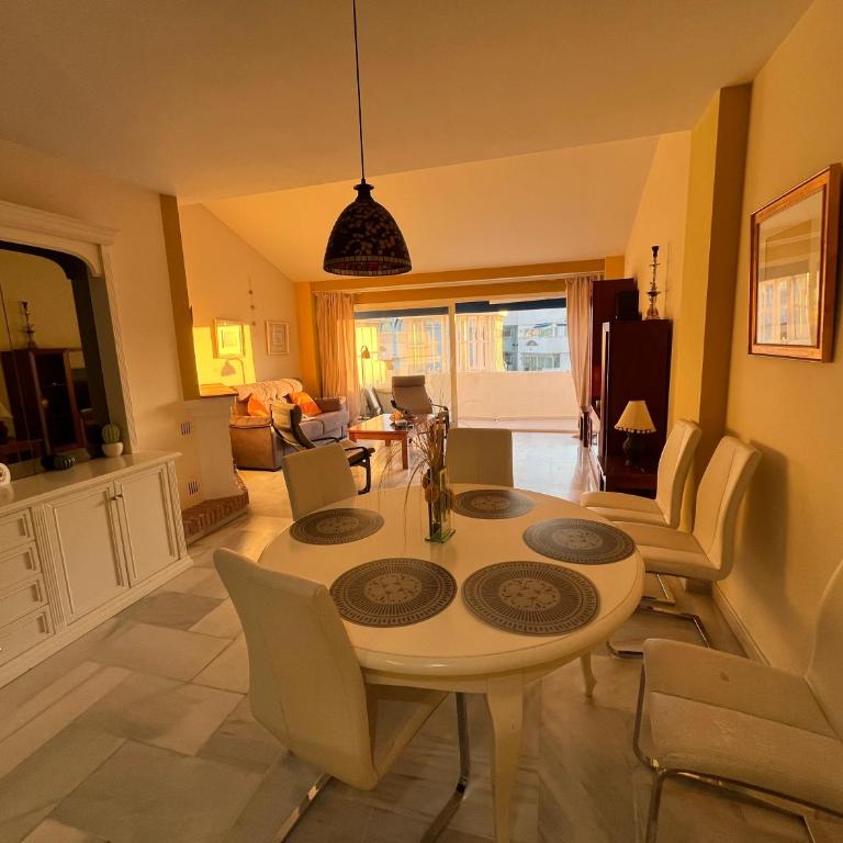 HomelyStay-Benalmadena, Puerto Marina - Apartamento con vistas al mar - 3