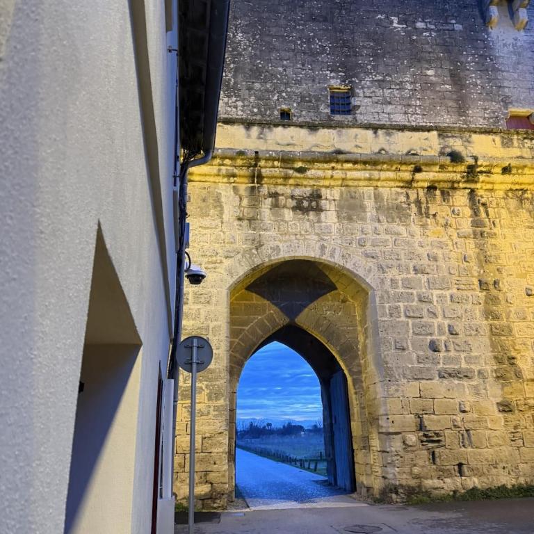 COCON LOVE Suite Romantique Balnéo La Citadelle Aigues Mortes - Studio avec Lit King-Size - 12