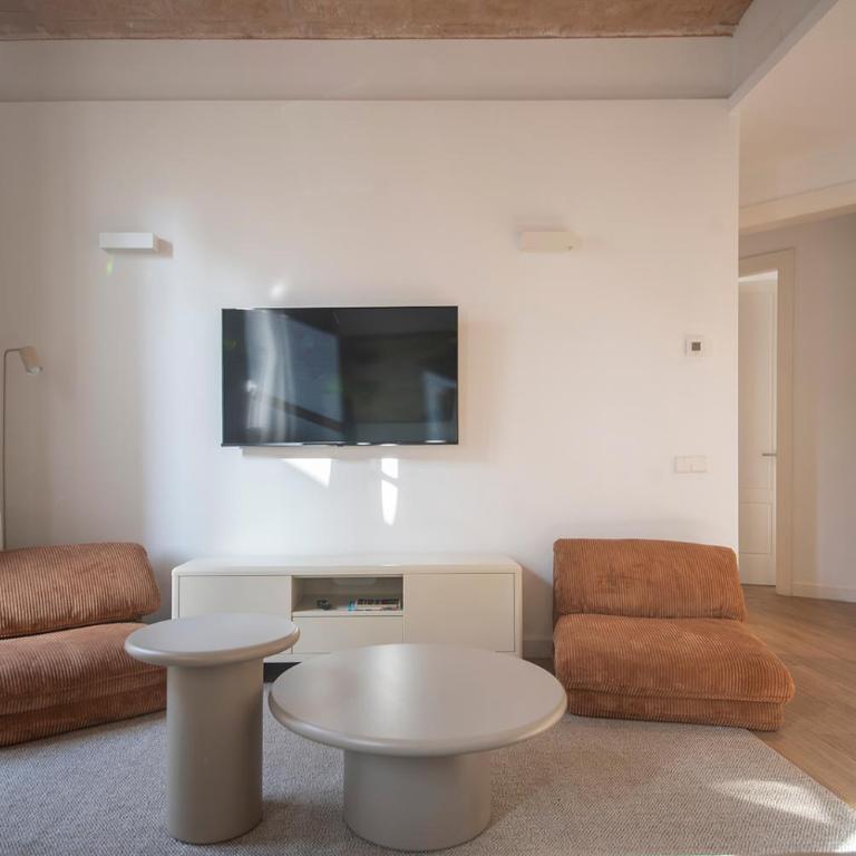 You Stylish Uptown Barcelona Apartments - Four-Bedroom Apartment - 19