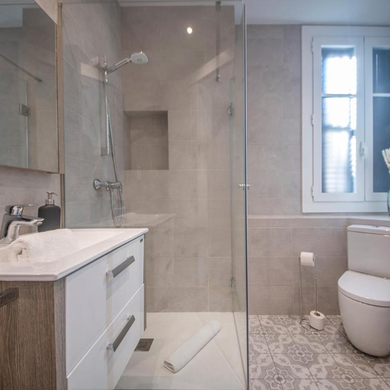 You Stylish Uptown Barcelona Apartments - Four-Bedroom Apartment - 21