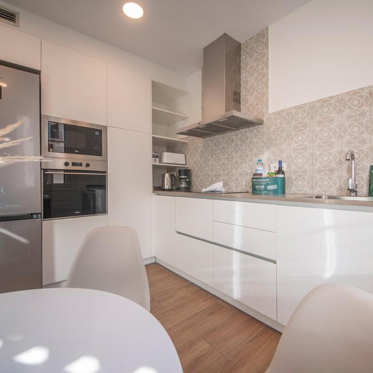 You Stylish Uptown Barcelona Apartments - Four-Bedroom Apartment - 6