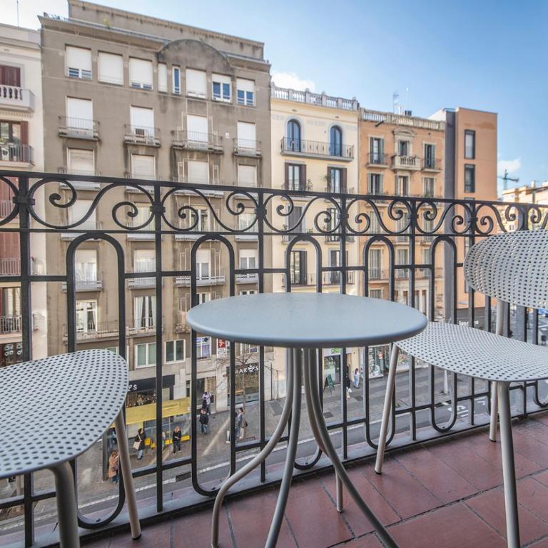 You Stylish Uptown Barcelona Apartments - Four-Bedroom Apartment - 9