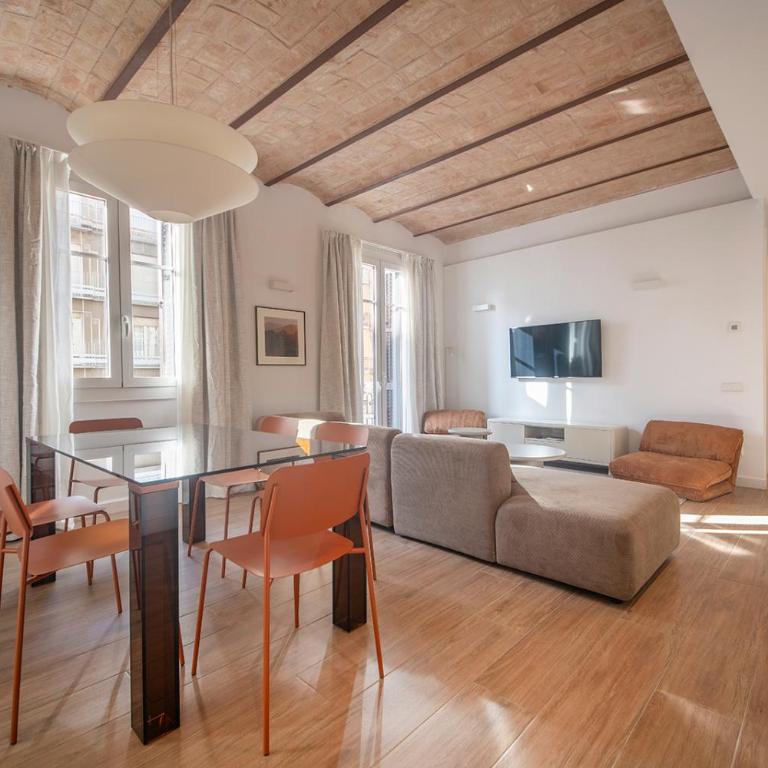 You Stylish Uptown Barcelona Apartments - Four-Bedroom Apartment - 5
