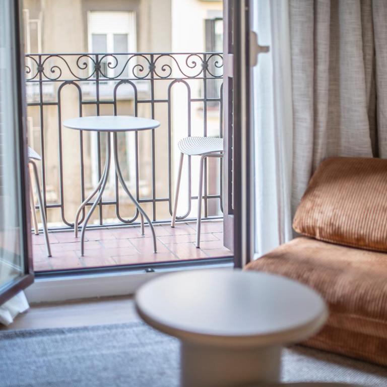 You Stylish Uptown Barcelona Apartments - Four-Bedroom Apartment - 16
