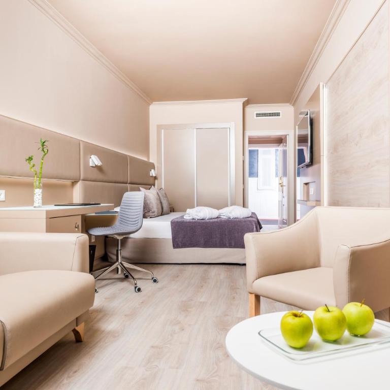 Sallés Hotel Pere IV - Deluxe Triple Room with Spa Access - 11