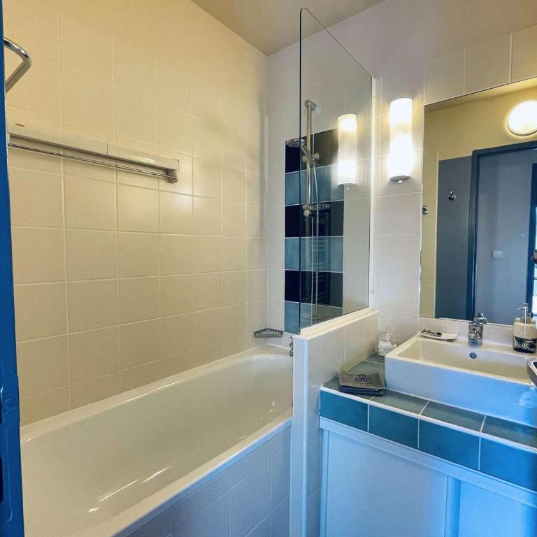 Appartement 3 étoiles avec piscine chauffée, à 50m de la plage de Trestraou, Perros-Guirec - FR-1-542-49 - Apartment - 8