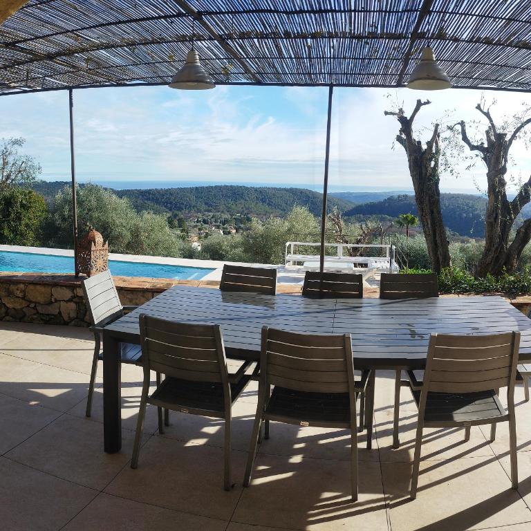 villa provençale en pierre avec vue sur la mer, piscine et jacuzzi - Villa avec Piscine Privée - 25