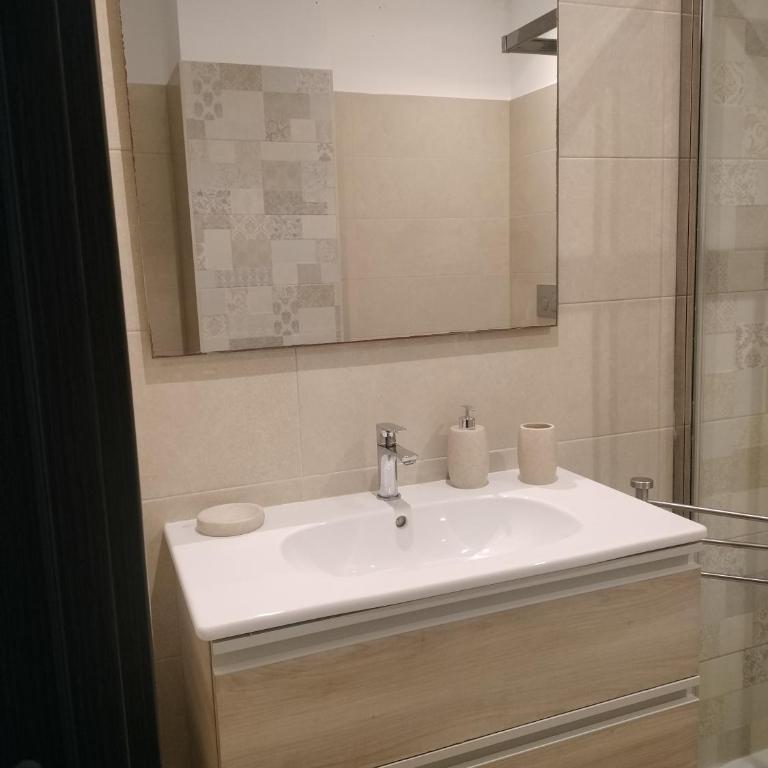 Casa Bandiera - Appartamento con 2 Camere da Letto - 32