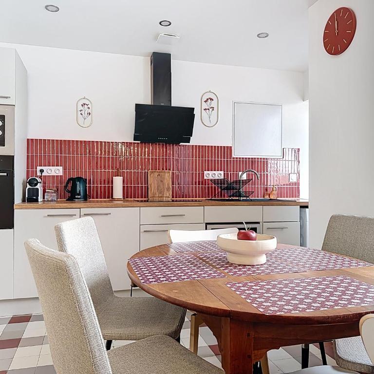 Le Baron Rouge - T4 Élégant & Spacieux - Parking Privé - 6 personnes - Climatisation - Centre ville de Saint-Etienne - Apartment mit 3 Schlafzimmern - 12