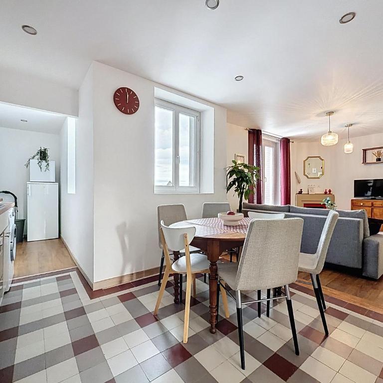 Le Baron Rouge - T4 Élégant & Spacieux - Parking Privé - 6 personnes - Climatisation - Centre ville de Saint-Etienne - Apartment mit 3 Schlafzimmern - 13