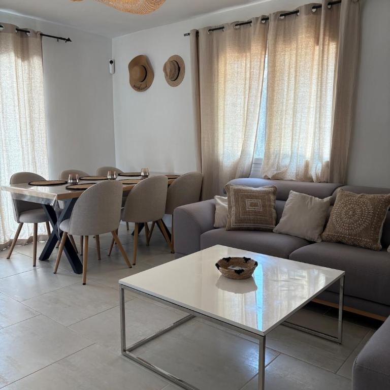 Belle Villa avec piscine privée a 15minutes a pied de la mer - Three-Bedroom Villa - 22