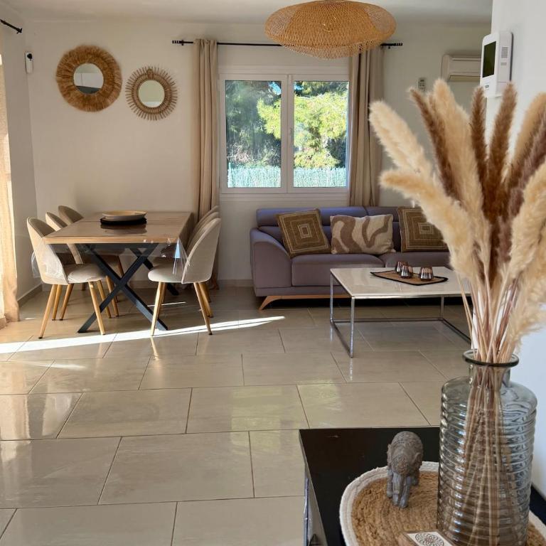 Belle Villa avec piscine privée a 15minutes a pied de la mer - Three-Bedroom Villa - 2