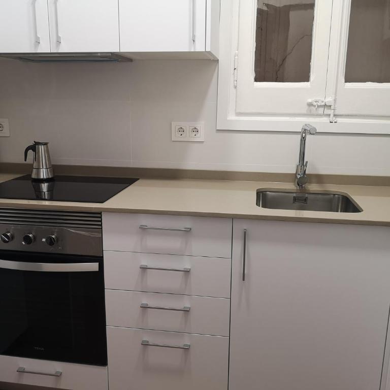 ApartEasy mid-term ONLY for VACATIONS stays, BORRELL - Two-Bedroom Apartment - 6