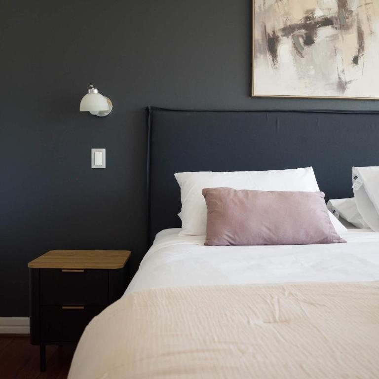 Stylish 2BR City Flat Modern Design and Comfort - Apartment - 8