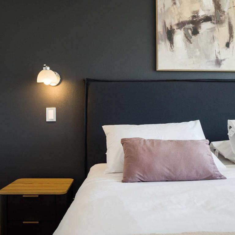 Stylish 2BR City Flat Modern Design and Comfort - Apartment - 10