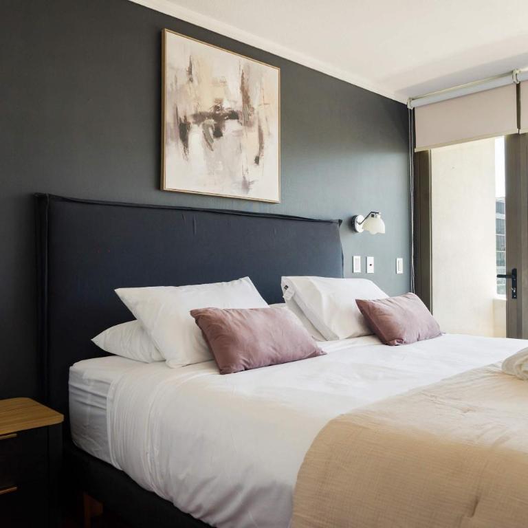 Stylish 2BR City Flat Modern Design and Comfort - Apartment - 11