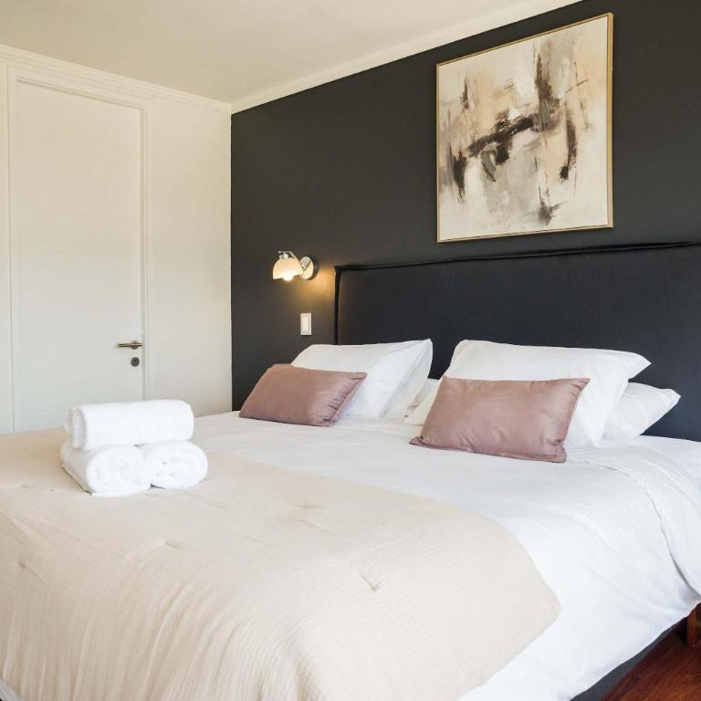 Stylish 2BR City Flat Modern Design and Comfort - Apartment - 13