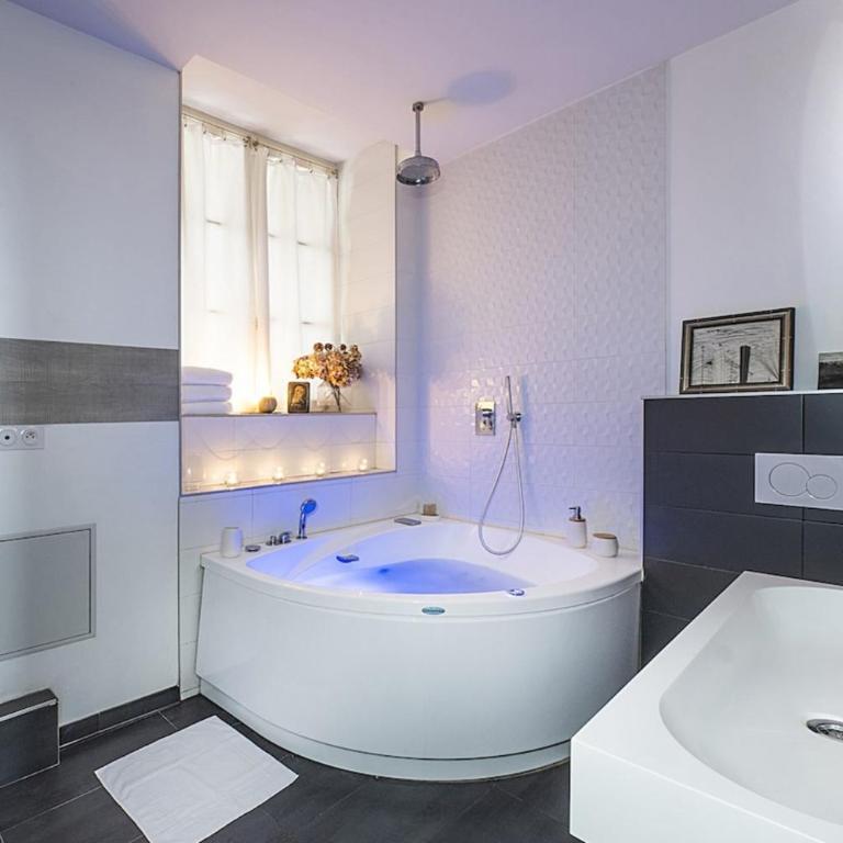 Bernard Studio with Spa A Moment of Relaxation and Elegance - Apartment - 4